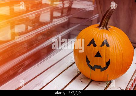 Orange freundlich lächelnder Halloween Kürbis. Halloween Kürbiskopf. Stockfoto