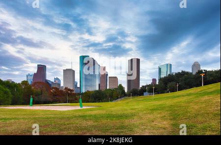 Park und Downtown Skyline von Houston, Texas, USA. Stockfoto