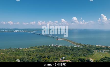 Die Kaiserbrücke ist eine kombinierte Automobil- und Eisenbahnbrücke über die Wolga. Andere Namen Freedom Bridge, Uljanowsk, Simbirsk, Old . Stockfoto