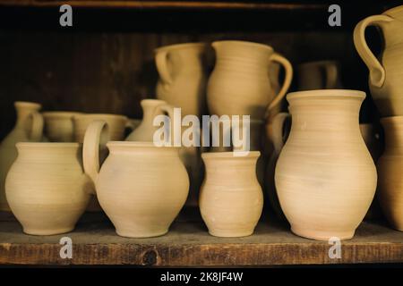 Tonkrüge aus Keramik stehen auf einem Regal im Dorf Stockfoto
