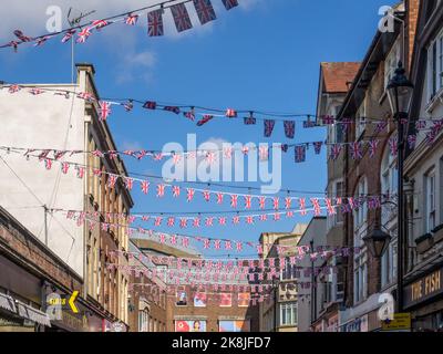 Blick über die Dächer der Gebäude in Fish Street, Stadtzentrum, Northampton, Großbritannien; mit Union Jack-Flying dazwischen. Stockfoto