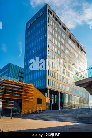 Gdynia, Woiwodschaft Pommern, Polen - 27. Juli 2018: PKO Bank Polski. Moderne Architektur Gdynia Sea Towers Stockfoto