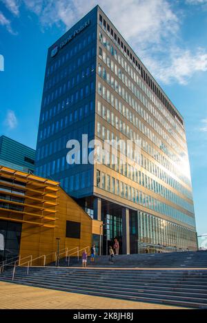 Gdynia, Woiwodschaft Pommern, Polen - 27. Juli 2018: PKO Bank Polski. Moderne Architektur Gdynia Sea Towers Stockfoto