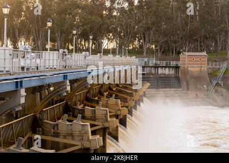 Wasser fließt in der Dämmerung durch das Goulburn Wehr am Goulburn River, etwa 8 km nördlich von Nagambie, Victoria, Australien. Stockfoto