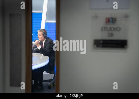 Der Vorsitzende der Labour Party, Sir Keir Starmer, nimmt an der Call Keir Teil, seinem regelmäßigen Telefonat mit Nick Ferrari at Breakfast von LBC, wo er Anrufe von LBC-Hörern aus ganz Großbritannien in den Global Studios, London entgegennimmt. Bilddatum: Montag, 24. Oktober 2022. Stockfoto