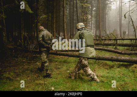 Großbritannien 20221020.Norwegische Instruktoren der Heimatgarde und der Armee trainieren ukrainische Soldaten in Großbritannien für den Krieg in der Ukraine. Foto: Stian Lysberg Solum / NTB Stockfoto