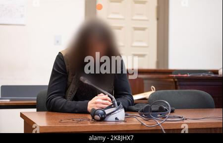 Hamburg, Deutschland. 24. Oktober 2022. Der Angeklagte sitzt in einem Gerichtssaal im Landgericht. Angeblich lockte der Mann seinen Nachbarn unter einem Vorwand auf einen Parkplatz und verletzte ihn schwer mit Messerstichen. Dem gingen lange nachbarschaftliche Auseinandersetzungen voraus. Das Urteil in der Verhandlung wird heute erwartet. Kredit: Daniel Reinhardt/dpa - ACHTUNG: Der Angeklagte wurde aus rechtlichen Gründen verpixelt/dpa/Alamy Live News Stockfoto