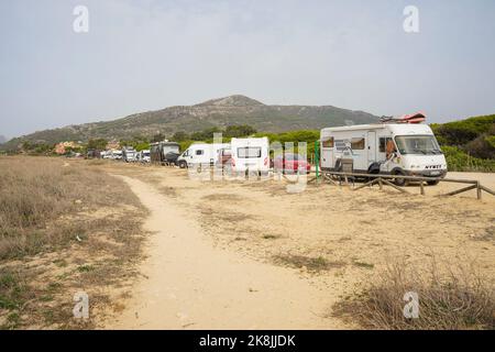 Camper-Vans Reihen sich am Surfspot, Valdevaqueros Beach, Cádi, Andalusien, Spanien an. Stockfoto