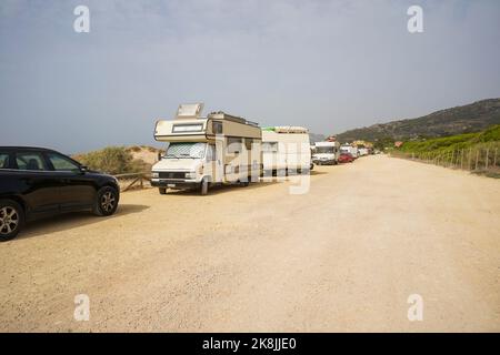 Camper-Vans Reihen sich am Surfspot, Valdevaqueros Beach, Cádi, Andalusien, Spanien an. Stockfoto