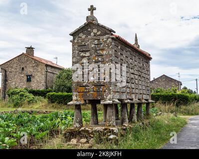 Schönes Dorf Fisterra in Galicien, Spanien, einzigartig für seine Horreos, traditionelle Kornspeicher Scheunen Stockfoto