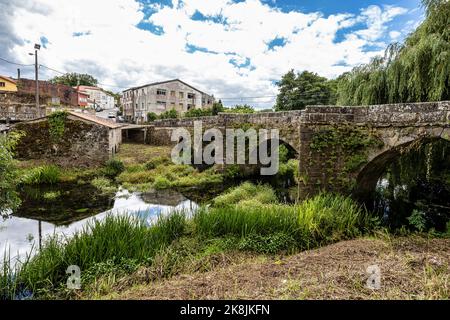 Brücke über den Fluss Traba, bevor er in die Ria in Noia, La Coruna, Galizien, Spanien in Europa mündet. Ponte de Traba Stockfoto