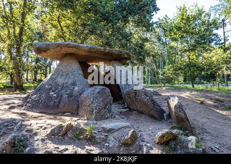 Prähistorische megalithische Dolmen de Axitos in Riveira, Rias Baixas, Coruna, Galicien, Spanien. Neolithische Steinstruktur, die als Grabstätte verwendet wurde und auf das Jahr 4000-3600 datiert ist Stockfoto