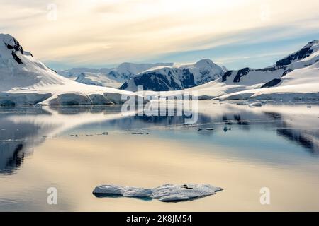 Stilles Wasser des Paradieshafens (Bucht) mit lemaire Insel und munoz Point (l) und chilenischer gonzalez videla antarktisbasis (c) am Wasserboat Point. danc Stockfoto