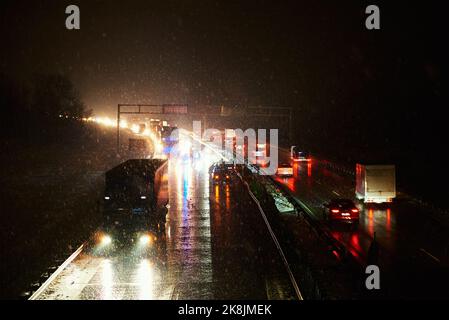 Autounfall auf rutschiger Straße in der Nacht bei Schneefall, gefährliches Fahren im Winter Schneesturm Stockfoto