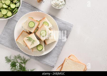 Gurken-Sandwiches mit Ricotta und Dill auf weißem Hintergrund. Draufsicht. Speicherplatz kopieren. Stockfoto