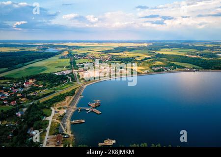 Luftaufnahme von oben auf die schöne Landschaft mit großem See in der Landschaft in der Nähe der kleinen Stadt am Sommertag. Mietkow-See in der Nähe von Breslau, Polen Stockfoto