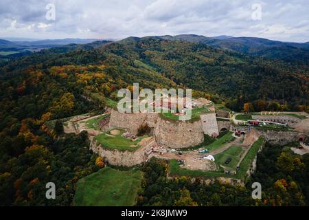 Srebrna Gora Festung und Sudety Berge in der Herbstsaison, Luftdrohne Ansicht. Militärische Festung Wahrzeichen für Touristen in Niederschlesien, Polen Stockfoto