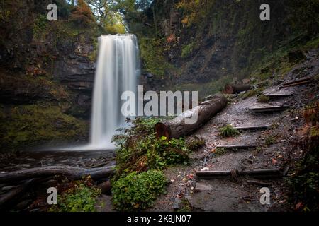 Wasser fließt über die Henrhyd Falls, dem höchsten Wasserfall in South Wales, Großbritannien Stockfoto