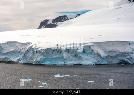 Eisige Küste. Paradieshafen (Bucht). westküste von graham Land. antarktische Halbinsel. antarktis Stockfoto