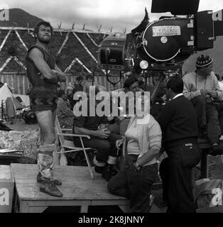 Oslo, 195705 die Aufnahme des Films die Wikinger (Wikinger). Hier ist es bereit für Aufnahmen, aber die Sonne wartet. Tony Curtis ist bereit, ebenso wie der Redakteur Jack Cardiff. Foto: Aage Storløkken / Current Stockfoto