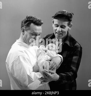 Oslo, 19600216. Bilder aus der Aufnahme des Films „surrounded“ unter der Schirmherrschaft von Arne Skouen. Rolf Kirkvaag t.v. spielte die Rolle des Senior Tore Aurie am National Hospital in Oslo. Er versteckte Gegner während des Krieges. Hier ist er mit Regisseur Arne Skouen und einem der Kleinkinder, die in dem Film waren. Foto: Ivar Aaserud / NTB Stockfoto