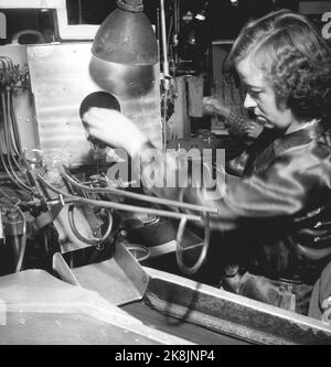 Oslo 19460126. Glühbirnenproduktion in der Fabrik Luma des Genossenschaftsverbandes in Oslo. Die Fabrik ist eine der größten des Landes und produziert täglich ca. 5000 Glühlampen. Diese Maschine sorgt für das Pumpen von Luft, um sicherzustellen, dass der gesamte Sauerstoff weg ist. Foto: Skotaam Current / NTB Stockfoto