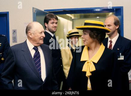 Oslo 198605. Königin Beatrix und Prinz Claus der Niederlande bei einem offiziellen Besuch in Norwegen. Hier besucht das Queen Beatrix Radium Hospital mit König Olav (TV). Kronprinzessin Sonja im Hintergrund. Foto: Knut Nedrås NTB / NTB Stockfoto