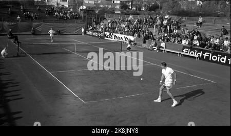 Oslo im Sommer 1965. Südafrikanische Tennisspieler treffen norwegische Spieler für Davis-Cup-Spiele in Madserud für fast geschlossene Türen - nur diejenigen mit Mitgliedschaft in der Norwegian Tennis Association eingetragen. Draußen gab es Demonstrationen, in denen gefordert wurde, die Spiele zu stoppen. Südafrikas Apartheid-Politik hatte das Land von den Olympischen Spielen ausgeschlossen, aber da das Land noch nicht von der Internationalen Tennisvereinigung ausgeschlossen war, konnte das Davis-Cup-Turnier gegen Norwegen abgehalten werden. Hunderte von Polizisten waren aus der Gelegenheit. Foto: Ivar Aaserud / Aktuell / NTB. Stockfoto