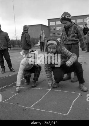 Oslo 196404 Kinder bei Marienlyst in Oslo springen Paradies. Mädchen zeichnen das Paradies mit Kreide. Stud. Mag. Art. Åse Astrup (Åse Enerstvedt) sammelt als erstes im Land Material für einen Master-Abschluss über norwegisches Outdoor-Kinderspielzeug. Foto Sverre A. Børretzen / Aktuell / NTB Stockfoto