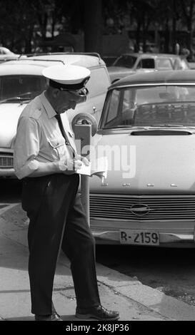 Oslo 28. Juni 1969. Karl Johansgate an einem heißen Sommertag in Oslo. Hier vom Nationaltheater, wo es vorher Parkplätze gab. Hier hat ein Parkwächter ein Opfer gefunden. Foto: Per Ervik / Current / NTB Stockfoto