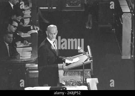 Oslo 19630928 'Rollenwechsel zum zweiten Mal' Parlamentarisches Drama im Storting. Die Debatte dauerte 30 Stunden. Der Premierminister heißt wieder Einar Gerhardsen, nachdem die Koalitionsregierung von John Lyng rechts, der Christlichen Volkspartei, der Linken und der Zentrumspartei am 25. September 1963 zurückgetreten ist. Das NRK-Fernsehen nimmt Aufzeichnungen über die gesamte Debatte auf und übermittelt sie dem norwegischen Volk. Einar Gerhardsen (H) auf der Kanzel. Foto: Aage Storløkken / Aktuell / NTB Stockfoto