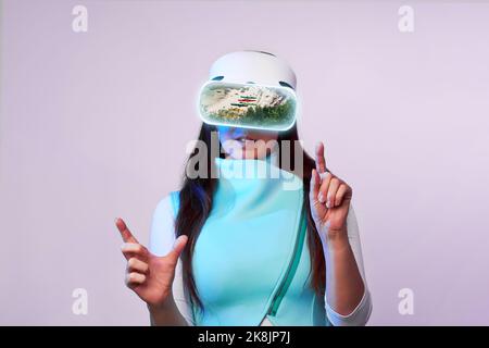 Frau nutzt Virtual-Reality-Brillen, um an einen anderen Punkt der Welt zu gehen. Das Konzept von Virtual Reality, Simulation und Zukunftstechnologien. Stockfoto