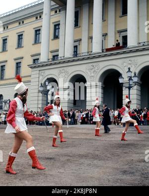 Oslo 19700517. Mai 17 in Oslo. Bjølsen Youth Corps Bohrmädchen / Bohrmädchen können etwas über Präzision und Stil fehlen, vorbei an der Burg Balkon. Kronprinzessin Sonja und Kronprinz Harald sind allein auf dem Schlossbalkon. König Olav war krank und konnte nicht anwesend sein. Foto: Current / NTB Stockfoto