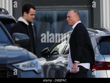 Anderlechts Vorsitzender Wouter Vandenhaute (R) scheidet nach einer Sitzung des RSC Anderlecht-Vorstandes am Montag, 24. Oktober 2022, im nationalen Ausbildungszentrum in Tubize aus. Der Vorstand von Anderlecht diskutiert die Entlassung von Trainer Mazzu. BELGA FOTO BENOIT DOPPAGNE Stockfoto