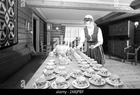 Eidsbugaren 19610401 'Jetzt können sie kommen!' Das Eidsbugaren Høyfjellshotell verfügt über 92 Betten und weitere 43 Betten in der Touristenkabine, die das Hotel zusammen mit dem Norwegischen Tourismusverband betreibt. Das Osterhotel ist bereit, dem großen Eindruck der Skifahrer gerecht zu werden. Während die Gäste bei fröhlichem Lärm essen, lässt Petra Sandvik ihre nächste Freude zu. 120 Kaffeetassen warten darauf, verwendet zu werden, aber es ist immer noch ruhig. Foto: Sverre A. Børretzen / Aktuell / NTB Stockfoto