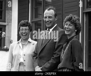 Skaugum, Asker 19780522. Kronprinzessin Sonja (Th), Prinzessin Estad und Kronprinz Harald lachten bei einer Pressekonferenz in Skaugum herzlich. Die drei zusammen. Foto: Henrik Laurvik / NTB Stockfoto