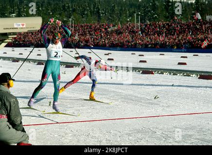 Olympische Winterspiele 19940222 in Lillehammer. Herren, 4 x 10 km. Bjørn Dæhlie im Tor nach dem Italiener Silvio Fauner. Italien gewann, Norwegen belegte den zweiten Platz und Finnland den dritten Platz. Das norwegische Team bestand aus: Sture Sivertsen, 1. Etappe, Vegard Ulvang, 2. Etappe, Thomas Alsgaard, 3. Etappe und Bjørn Dæhlie letzte Etappe. Foto: Jon EEG / NTB Stockfoto