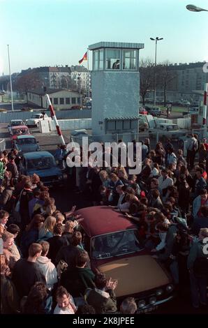 Berlin, Deutschland 19891110 Fall der Berliner Mauer. Joy-Szenen an der Bornholmer Grenzübergangsstraße nach der heutigen Eröffnung der Grenze zwischen Ost- und West-Berlin. Foto: Jørn H. Moen / NTB / NTB Stockfoto