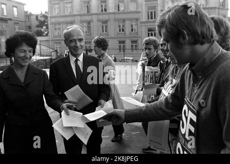 Oslo 19710920. Kommunalwahlen 1971. Listenträger mit Stimmzettel treffen Premierminister Trygve Bratteli und Frau Randi Bratteli, als sie im Wahllokal ankommen. Sie akzeptieren höflich die verschiedenen Viabours, obwohl es kaum ein Geheimnis gibt, für wen das Ehepaar stimmen sollte. Foto: NTB / NTB Stockfoto