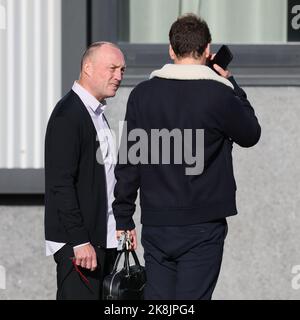 Anderlechts Vorsitzender Wouter Vandenhaute (L) scheidet nach einer Sitzung des RSC Anderlecht-Vorstandes am Montag, 24. Oktober 2022, im nationalen Ausbildungszentrum in Tubize aus. Der Vorstand von Anderlecht diskutiert die Entlassung von Trainer Mazzu. BELGA FOTO BENOIT DOPPAGNE Stockfoto