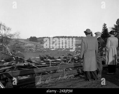 Ullensaker 19531225 Weihnachten bekam eine traurige Einführung in die Menschen auf dem kleinen Bauernhof Fagereng in Borgen in Ullensaker. Am kleinen Heiligabend wurde ihr Haus von einem Lehmrennen eingenommen. In einer Länge von 1200 Metern brachte die Lawine Gebäude und Tiere. Die Bewohner wurden in Sicherheit gebracht, und die meisten Tiere wurden ebenfalls gerettet. Foto: NTB / NTB Stockfoto