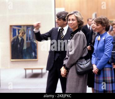 Oslo 198204 14-16 das spanische Königspaar König Juan Carlos und Königin Sofia bei einem offiziellen Besuch in Norwegen. Königin Sofia (v.v.) und Kronprinzessin Sonja zusammen mit Regisseur Alf Bøe im Munch Museum. Foto: NTB / NTB Stockfoto