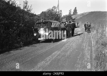 Hadeland 1963. September drei Gefangene sind aus dem Bots-Gefängnis in Oslo geflohen. Hunderte von Polizisten und Militärs mit Maoren, automatischen Waffen und Gewehren jagen in den Hadelands Tracts nach den entflohenen Gefangenen. Polizeiauto und Polizeibeamte am Straßenrand. Unbefestigte Straße. Foto: Svein Bakken, Ivar Aaserud, Sverre A. Børretzen, Aage Storløkken / Aktuell / NTB Stockfoto