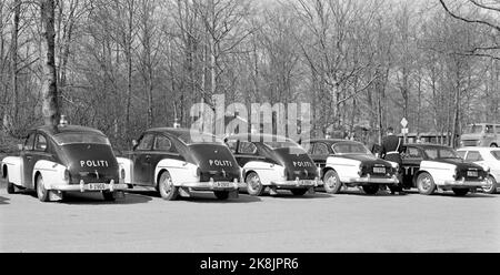 1969-05-12 "die Polizei versucht neue Straßen". Makan zur Beherrschung des Beschleunigers wurde auf den Straßen in Vestfold noch nie registriert. Aber dann war auch die großräumige Kontrolle der Polizei, die Operation Sample County genannt wurde, sowohl in der lokalen als auch in der Hauptpresse gründlich im Voraus. Polizeiautos parkten in einer Reihe. Foto: Aage Storløkken / Aktuell / NTB Stockfoto