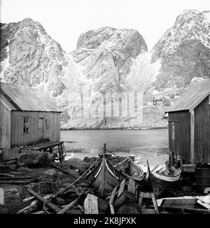 Lofoten, Winter 1951. Mehrere Fischerdörfer in Lofoten werden geräumt, weil sie ohne Strom, Straßen-, Kais- und Telefonanschluss nicht betrieben werden können. An einigen Orten haben die Gemeinden beantragt, Geld vom Staat zu bewegen, um die gesamte Bevölkerung einschließlich der Wohnhäuser zu bewegen. Zwischen den verlassenen Seebögen auf Helle befinden sich alte Geiselruderboote und Schrott. Foto: Sverre A. Børretzen / Aktuell / NTB Stockfoto