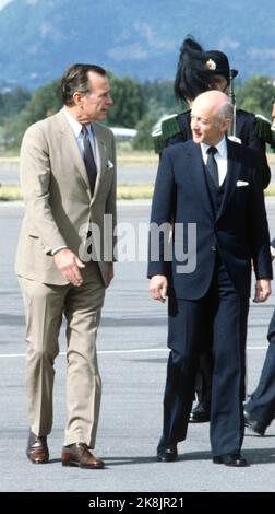 Oslo 19830629. US-Vizepräsident George Bush zu einem offiziellen Besuch in Norwegen. Der Vizepräsident (TV) kommt am Flughafen Oslo Fornebu an und wird von Premierminister Kåre Willoch (H) begrüßt. Foto: Inge Gjellesvik / NTB Stockfoto