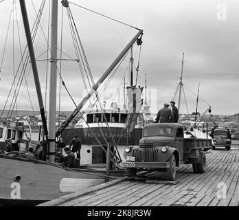 Vadsø Sept. 1946 die Erholung in Nordnorwegen nach dem Zweiten Weltkrieg Gehäusekonstruktion. Hier werden fertige Häuser auf Lastwagen, am Kai in Vadsø, entladen. Foto: NTB / NTB Stockfoto