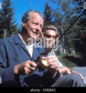 Hamar, Vangsåsen19700827. Politiker Willy Brandt mit Frau Ruth auf einem Sommerurlaub in ihrer Hütte in Vangsåsen nördlich von Hamar. Hier versucht Brandt das Angelglück. Foto: Erik Thorberg NTB / NTB Stockfoto