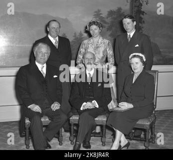 Oslo 19550525. Der isländische Präsident zu einem offiziellen Besuch in Norwegen. Hier sehen wir den isländischen Präsidenten, der mit der königlichen Familie auf dem Schloss fotografiert wurde. Von links Präsident Asgeir Asgeirson, König Haakon, Frau Asgeirson, Kronprinz Olav, Prinzessin Arid und Prinz Harald. Foto: NTB Archive / NTB Stockfoto