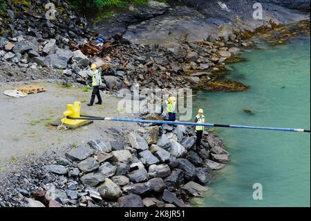 Skjolden, Sognefjord, Norwegen - 28.. Juni 2022:Arbeiter bringen die morrenden Linien an Land Stockfoto